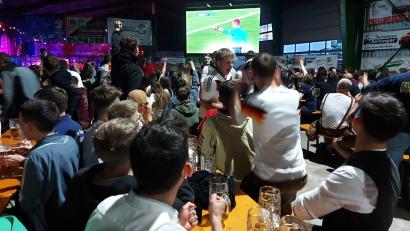 Bild: lg
Begeisterung der Fans bei der Elfmeterentscheidung des Schiedsrichters, die Kai Havertz kurz vor der Pause zum 3:0 verwandelt.