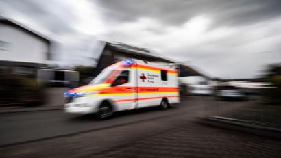 Symbolbild: Boris Roessler/dpa
In Parsberg ist ein 16-Jähriger bei einem Unfall ums Leben gekommen.