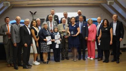 Bild: wel
Bára Procházková (Siebte von rechts), Karl-Ludwig Ritzke und Jean Ritzke (Neunter und Zehnte von rechts), Ludwig Spaenle (Fünfter von links) sowie Marcela Pöhlmann und Oliver Meier (Sigmund-Wann-Realschule, Sechste und Siebter von links) gehören neben Professor Jiří Fajt (nicht im Bild) zu den Preisträgern.