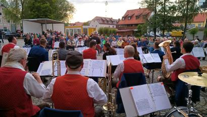 Bild: Sandra Klein/Stadt Schönsee/exb
Die Blaskapelle Weiding erntet bei den Schönseer Abendklängen verdienten Applaus.