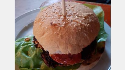 Bild: ban
Tadaa: Der Burger der Kolpingfamilie mit selbst gemachtem, vegetarischem Patty, hausgemachter Burgersoße, Salatblatt, Tomaten-, Gurken- und Käsescheibe. Darauf können sich die Erbendorfer zum Bürgerfest schon mal freuen.