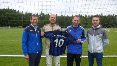 Bild: bk
Dem Trainer Hans-Peter Schönl ( Zweiter von links) und CO-Trainer Christian Bauer (links daneben) wünschen
Vorsitzender Andreas Malzer und Abteilungsleiter Jonas Trisl (Dritter und Vierter von links) viel Erfolg