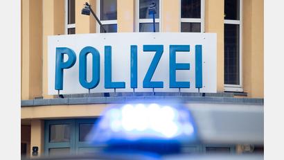 Bild: Friso Gentsch/dpa/Symbolbild
Ein Einsatzwagen der Polizei steht vor einer Dienststelle.