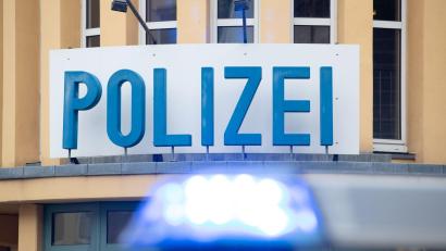 Symbolbild: Friso Gentsch/dpa
Ein Einsatzwagen der Polizei steht vor einer Dienststelle.