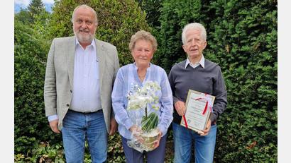 Bild: oe
Diamantene Hochzeit ein guter Grund zur Gratulation.
Links Bürgermeister Anton Peter mit dem Ehepaar Eugenia und Erich Schaller.