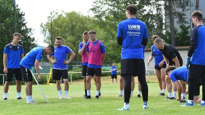 Bild: A. Schwarzmeier
Trainingsauftakt bei der SpVgg SV Weiden: Cheftrainer Michael Riester (Zweiter von links) erklärt seinen Spielern die Laufwege bei der nächsten Übung.
