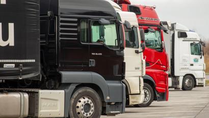 Symbolbild: Daniel Schäfer/dpa
Transportunternehmer können kaum ukrainische Fahrer beschäftigen. Das liegt an der zögerlichen Umsetzung von EU-Recht in Deutschland.