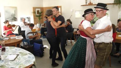 Bild: Hirsch
Im Fronberger Lawendls-Cafe treffen sich die Teilnehmer zum offenen Geigenstammtisch und tanzen den Zwiefachen.