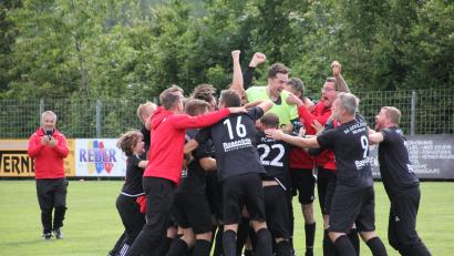 Bild: kro
Ausgelassen feierten sie Spieler der (SG) FC Gerolzhofen/DJK Michelau (Unterfranken) ihren Sieg nach Elfmeterschießen gegen den FC Bayern.