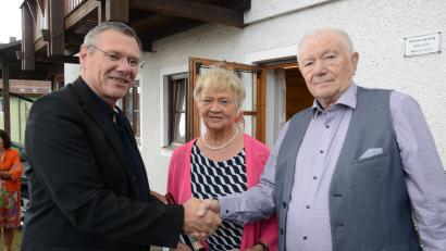 Bild: bey
Bürgermeister Reinhard Sollfrank (links) wünscht dem agilen Jubilar Anton Bodenmeier alles Gute zum 80. Geburtstag und noch viele glückliche Jahre mit Ehefrau Elisabeth).