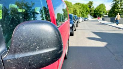Bild: Gabi Schönberger
Auf den ersten Blick wie im Stau stehen die Autos auf der Waldnaabbrücke in Neustadt/WN. Wenn es Ersatz gibt, soll hier nur noch fließender Verkehr möglich sein.