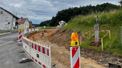 Bild: ge
Hier in Kürmreuth entsteht ein neues Buswartehäuschen. Der Marktrat will es voraussichtlich mit einer Solarlampe beleuchten lassen.