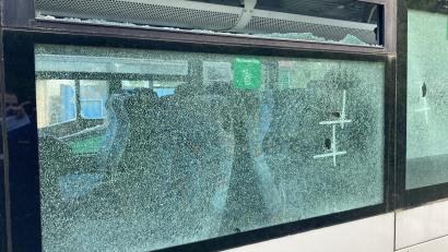 Bild: Polizei Schwandorf 
Unbekannte werfen und schlagen die Scheiben dieses Busses ein.