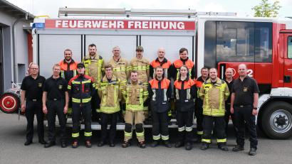 Bild: egl
Die Teilnehmer mit Ausbildern. KBR Christof Strobl und Ausbilder Thomas Binner (v.l.), sowie Lehrgangsleiter KBM Andreas Luber (rechts) und die beiden weiteren Ausbilder Roland Wiesnet (2.v.r.) und Richard Pröm (4.v.r.).