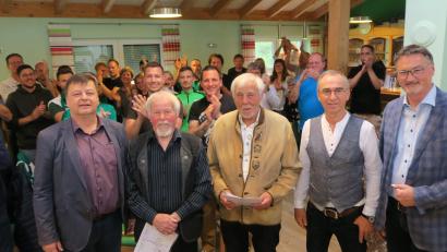 Bild: Hirsch
Vorsitzender Andreas Hanff (links), Stellvertreter Kurt Nachtmann (Zweiter von rechts) und Bürgermeister Hans Prechtl (rechts) würdigen unter dem Beifall der Mitglieder die Gründungsväter Josef Holmer (Zweiter von links) und Johann Bodensteiner (Mitte).