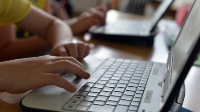 Symbolbild: Marc Tirl/dpa
Wem gehört der gestohlene Laptop in Weiden? Dazu ermittelt die Polizei.