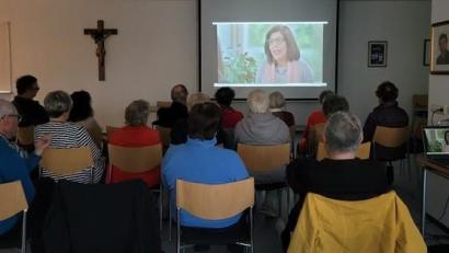 Bild: Liselotte Kulzer/exb
Kürzlich trafen sich mehr als 30 Engagierte und Freunde der Fokolarbewegung im großen Pfarrsaal Tirschenreuth, um gemeinsam aktuelle Berichte der Bewegung anzusehen und sich danach auszutauschen.