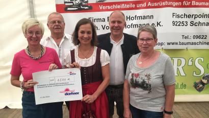 Bild: db
Schulleiterin Michaela Bergmann nahm den Spendenscheck von Freifrau Heike von Eib entgegen. Das Bild zeigt von links: Michaela Bergmann, Dietmar Krisch, Freifrau Heike von Eib, Marcus Eichenmüller und Bärbel Grützner.