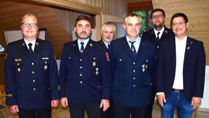 Bild: no
Kommandantenneuwahl bei der Feuerwehr Augsberg (von links): Kreisbrandrat Christof Strobl, 2.Kommandant Markus Niebler, Kreisbrandinspektor Hans Sperber, Kommandant Jörg Flierl, Kreisbrandmeister Thorsten Jobst und der Illschwangs 2. Bürgermeister Benjamin Hiltl