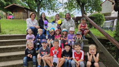 Bild: Doris Lehnerer/exb
Über die Spende der Freien Wähler freuten sich die Kinder des Kindergartens in Königstein sowie (hinten von links Freie-Wähler-Vorsitzende Doris Lehnerer, Kinderpflegerin Selina Wilhelm, Erzieherin Tina Gottschalk und Marco Brunner, Schriftführer der Freien Wähler.
