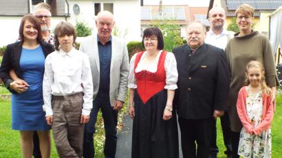 Bild: e
Hannelore und Ludwig Mayer (Fünfte und Sechster von links) feierten mit ihrer Familie und Bürgermeister Roland Strehl (Vierter von links) Goldene Hochzeit.