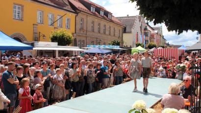 Bild: stg
Die Modenschau mit Trachten und Berufsbekleidung begeisterte die zahlreichen Besucher.