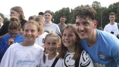 Bild: Hirsch
Junge Fans scharen sich nach dem Schlusspfiff um den Rapper "Tream", Timo Grabinger, für Selfies und Autogramme.