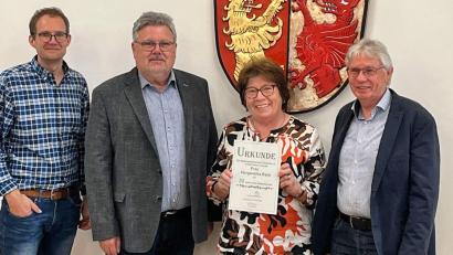 Bild: Walther Piehler/exb
Margaretha Reim hält den Siedlern seit 20 Jahren die Treue. Der stellvertretende Vorsitzende Thomas Ruhland, Vorsitzender Walther Piehler und Altbürgermeister Karl Balk (von links) gratulieren.