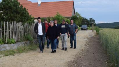 Bild: bnr
Über einen unbefestigten Weg in Weidenthal müssen vier Anlieger ihre Anwesen anfahren. Einer Grundabtretung stimmt der angrenzende Landwirt nicht zu. Der Gemeinderat macht sich ein Bild von der Situation.