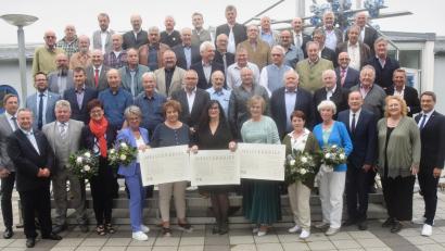 Bild: fz
44 Meisterinnen und Meister wurde der Goldene Meisterbrief vom Vizepräsidenten der Handwerkskammer Niederbayern-Oberpfalz Christian Läpple (vorne, links) und Geschäftsführer Alexander Stahl (vorne rechts) übergeben.