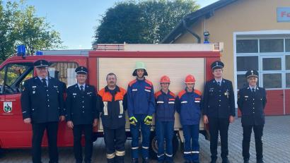 Bild: Angelina Kretzschmar/exb
Kreisjugendfeuerwehrwart Wolfgang Bauer, Kreisbrandmeister Helmut Czepa, Jugendwart Gerhard Völkl (von links), Kreisbrandinspektor Klaus Schicker und Zweiter Kommandant Christian Walter gratulierten Nicolas Kunz, Benedikt Fischer und Jacob Keller (von rechts) zur bestandenen Prüfung.