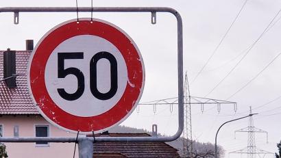 Archivbild: td
Nachdem die Ortseingangsschilder in Büchelkühn gestohlen wurden, wurden dort provisorische Tempobegrenzungs-Schilder angebracht.