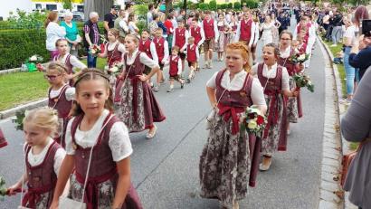 Bild: lg
Die Nunzenrieder Festmädchen und Festburschen gehören zur ersten Riege beim Festzug.