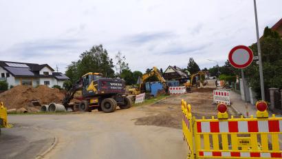 Bild: bkr
Noch wird beim ersten Bauabschnitt zur Sanierung der Kanalisation und Wasserleitung in der Hofloher Straße gearbeitet. Von der Geschwindigkeitsbegrenzung wird sie bei der Ausweisung der Tempo-30-Zone nicht betroffen sein.