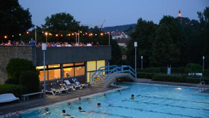 Archivbild: bey
Flutlichtschwimmen unter freiem Himmel in den Abendstunden ist beliebt. Nun gibt es eine Neuauflage.