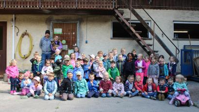 Bild: Städtischer Kindergarten Kunterbunt/exb
Der Ausflug des Städtischen Kindergartens Kunterbunt führte zum Bauernhof der Familie Stock nach Wetzldorf.