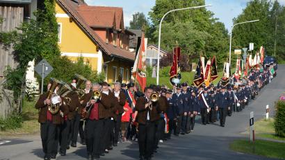 Bild: jr
Ein stattlicher Kirchenzug bewegte sich am Samstagabend durch Zirkenreuth.