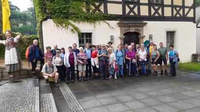 Bild: Andreas Thillmann/exb
Zur Erinnerung an ihre Dreitagewanderung stellten sich die Teilnehmer vor dem Rathaus in Hohnstein zu einem Foto auf.