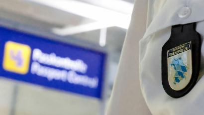 Bild: Daniel Löb/dpa
Das Brust-Emblem der Bayerischen Grenzpolizei.