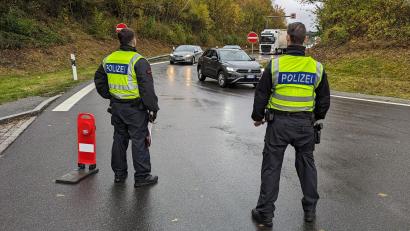 Symbolbild: Bundespolizei
Bundespolizisten leiten zur Kontrolle Fahrzeuge am A-6-Parkplatz Ulrichsberg-Nord aus.
