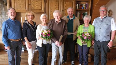 Bild: nm/exb
Eine Abordnung des Fotoklubs besuchte Alois Hanke und Franz Kramlinger (Dritter und Vierter von rechts). Beide Fotografen engagieren sich seit Jahrzehnten vorbildlich und wurden nun zu Ehrenmitgliedern ernannt.