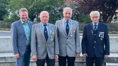 Bild: Ina Piehler
Die Geehrten Albert Freundorfer und Hubert Eckl mit Bürgermeister Alwin Märkl (links) und dem BKV-Kreisvorsitzenden Franz Kölbl (rechts).