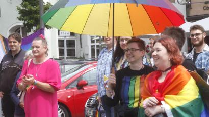 Bild: Hirsch
Die Teilnehmer am Christopher Street Day in Schwandorf sprechen sich für eine bunte, weltoffene Gesellschaft aus und forderten eine Gleichberechtigung auf allen gesellschaftlichen Ebenen.