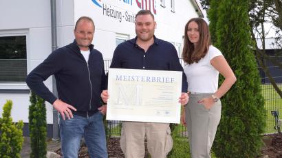 Bild: fvo
Martin und Elena Ertl sind stolz auf den frischgebackenen Handwerksmeister Simon Ertl.