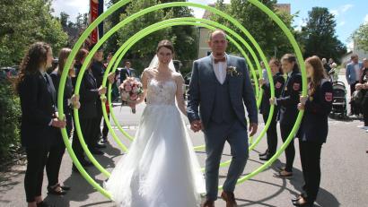 Bild: sne
Die Feuerwehr Burkhardsreuth leiten Elena und Alexander Bayer ins zukünftige gemeinsame Leben.
