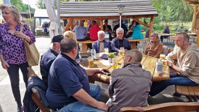 Bild: Reinhard Kreuzer
Gesellig und zünftig feiern die Besucher beim Gartenfest des Vereins „Gemütlichkeit Mooslohe“.
