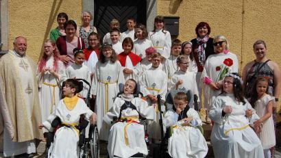 Bild: Albert Gruber
17 Kinder aus der Schule im Heilpädagogischen Zentrum Irchenrieth feierten mit Pfarrer Alfons Forster in der Pfarrkirche in Michldorf Erstkommunion.