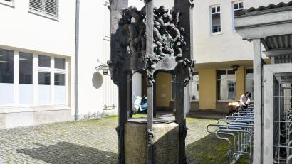 Bild: Petra Hartl
Versteckt und unscheinbar steht der Kartoffelbrunnen im Innenhof des Morawitzky-Palais in Amberg. Aktuell besteht zumindest Übereinstimmung, dass er an einen besser geeigneten Ort versetzt werden soll.