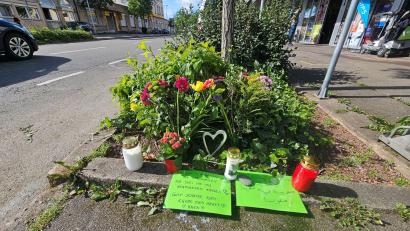 Bild: Andreas Rosar/dpa
Blumen und Grablichter sind an der Unfallstelle aufgestellt worden.