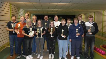 Bild: Thomas Wild
Die Schnittbesten und Clubmeister von Alle Neun Waidhaus wurden mit Pokalen geehrt.